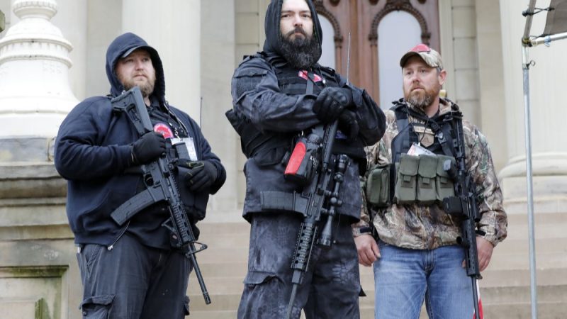 Des hommes armés manifestent dans le Capitole du Michigan contre le confinement