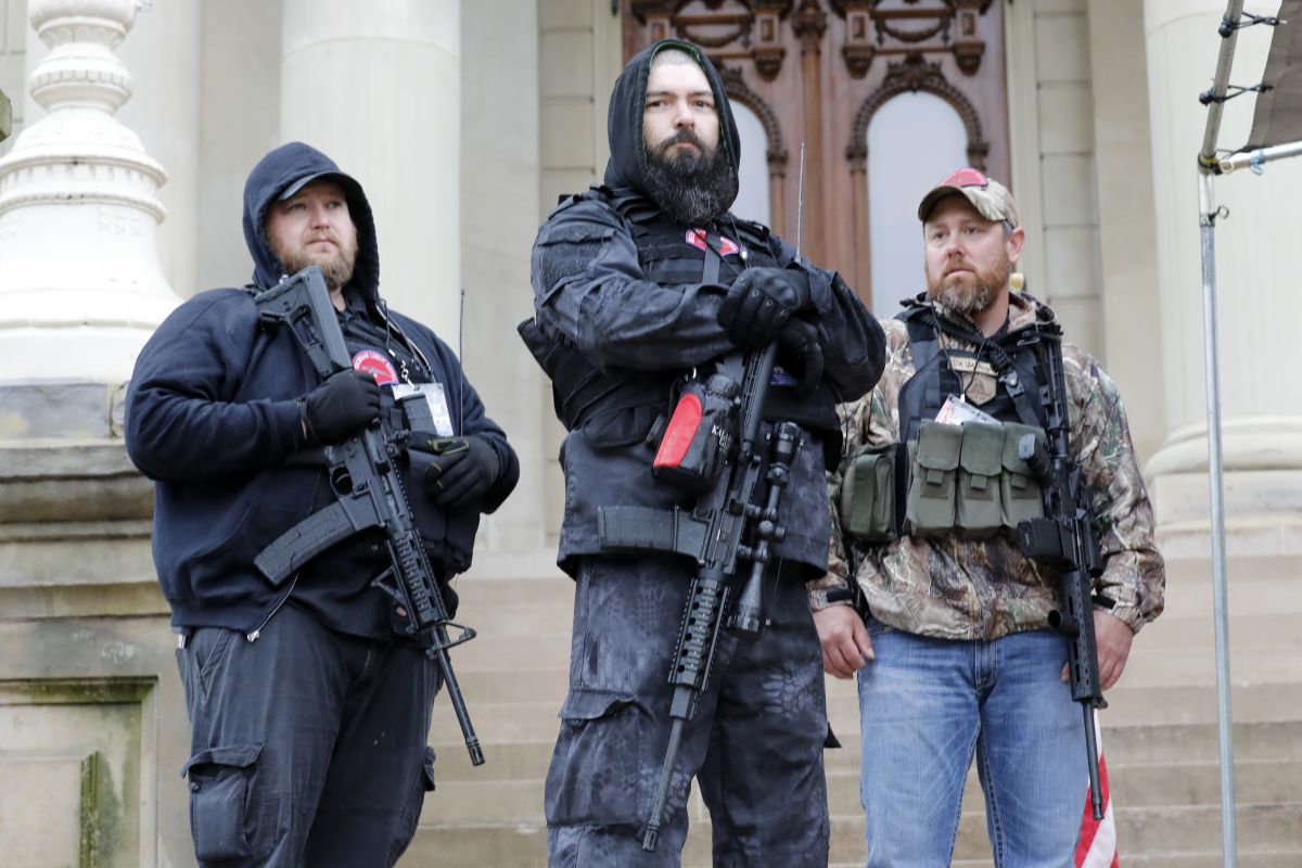 Des hommes armés manifestent dans le Capitole du Michigan contre le confinement