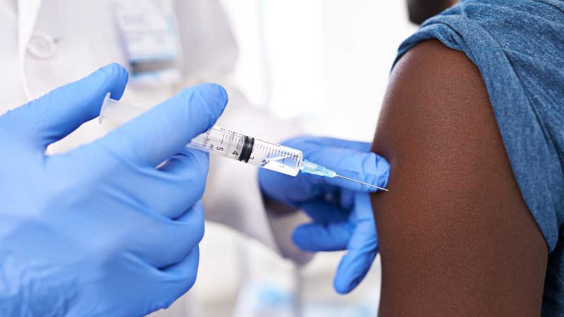 COVID-19, les premiers essais de vaccinations commencent en Afrique