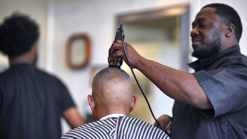 4 coiffeurs démontrent l’importance culturelle et sociale de cette profession pour les Africains