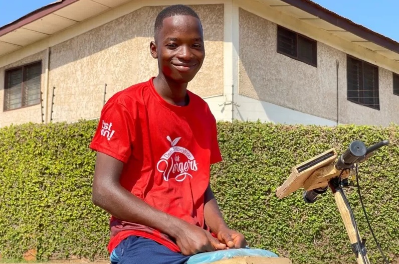 Ghana : Samuel Aboagye un jeune inventeur qui construit des motos solaires pour les personnes à mobilité réduite