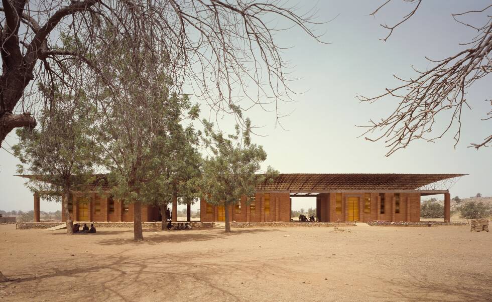 Comment l’architecte Diébédo Francis Kéré repense-t-il le monde depuis le Burkina Faso ?