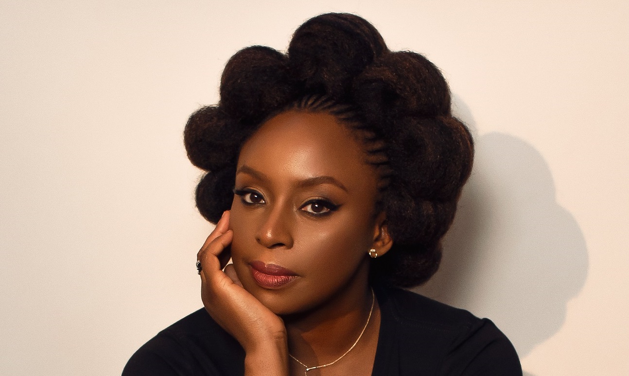 Connaissez-vous l’auteure Chimamanda Ngozi Adichie la Nigériane qui sublime les récits africains  ?